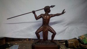 Guerrero zulú Madera: Roble Altura: 49 cm